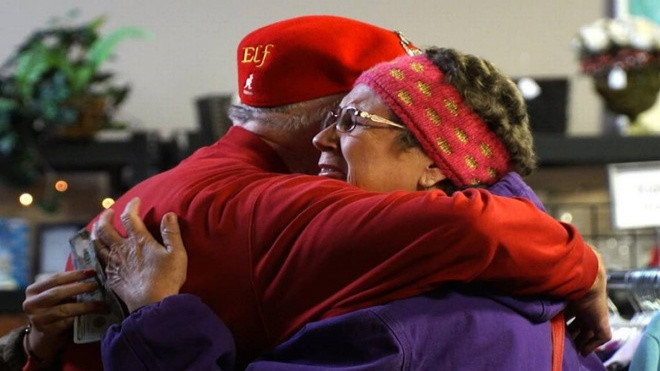 'Ông già Noel bí mật' đi khắp nơi tặng tờ 100 USD ở Mỹ Ảnh 2