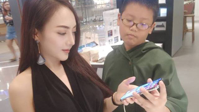 Chiều lòng người yêu lớn tuổi, cậu bé học sinh mua Iphone X làm quà Giáng sinh Ảnh 2