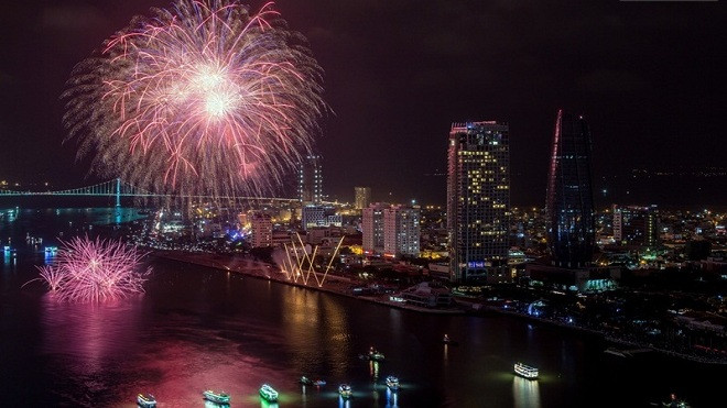 Đà Nẵng bắn pháo hoa tầm cao giữa sông Hàn đón Tết dương lịch 2018 Ảnh 2