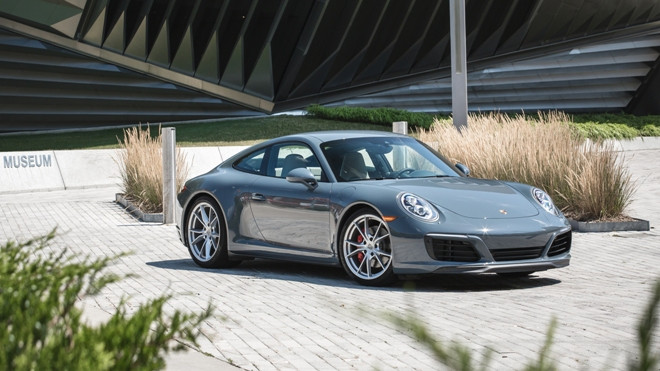 10 chiếc ô tô 'đẹp miễn chê' của năm 2017 Ảnh 2