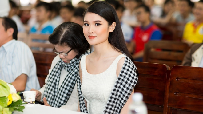 Á hậu Thuỳ Dung rạng rỡ giao lưu cùng sinh viên ĐH Giao thông Vận tải TP.HCM Ảnh 2