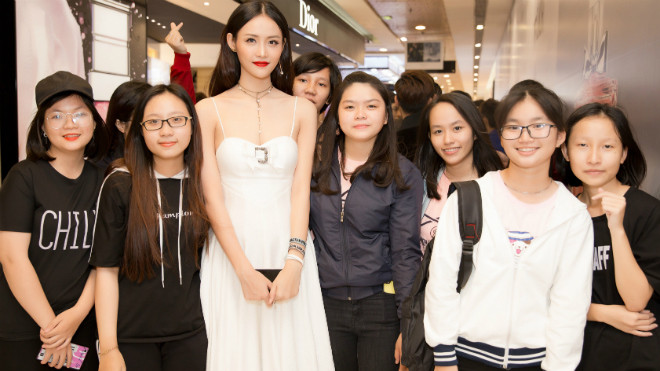 Chỉ dự sự kiện, Trương Mỹ Nhân cũng được dàn fan 'hộ tống' thế này! Ảnh 2