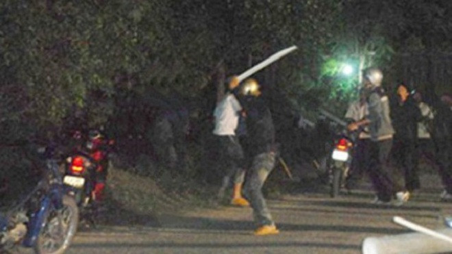 Clip: Rùng mình cảnh 2 thanh niên bị nhóm côn đồ chém gục giữa đường Ảnh 2