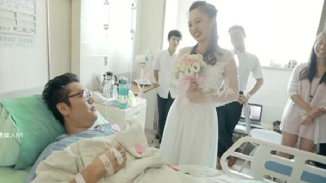 Cảm động: Cô gái mặc váy cưới cầu hôn bạn trai bị tai nạn ngay trong phòng cấp cứu Ảnh 2