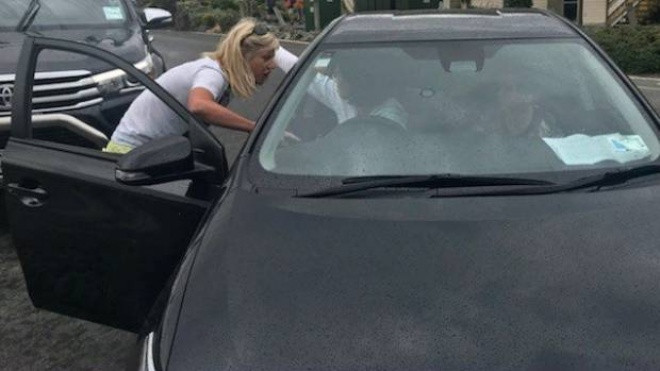 Khách Trung Quốc bị dân chặn đầu xe vì lấn làn, vượt ẩu Ảnh 2