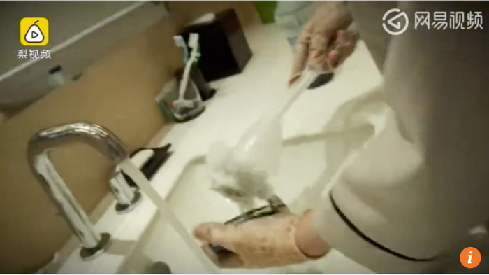 Nhân viên khách sạn 5 sao dùng bàn chải cọ nhà vệ sinh để rửa cốc chén Ảnh 2