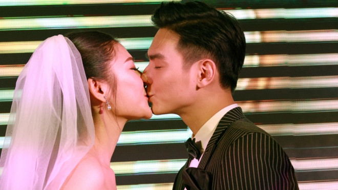 Chúng Huyền Thanh và ông xã Jay Quân 'khoá môi' cực ngọt trong tiệc cưới ở Hải Phòng Ảnh 2