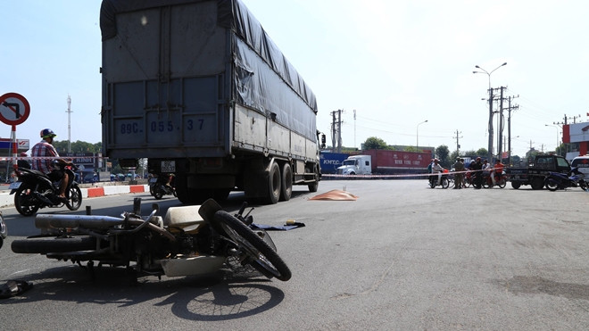 Trên đường đi đám giỗ, 2 cụ ông bị xe tải cán thương vong Ảnh 2