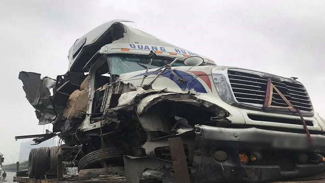 4 xe tông liên hoàn: Container hư hỏng nặng, giao thông ùn tắc nghiêm trọng Ảnh 2