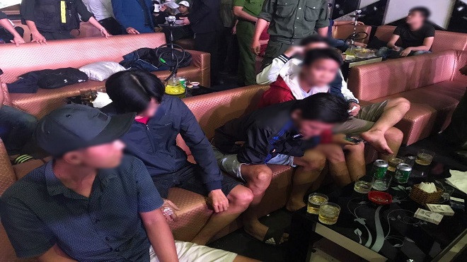 Bất ngờ đột kích quán bar, phát hiện hàng chục dân chơi dương tính với ma tuý Ảnh 2