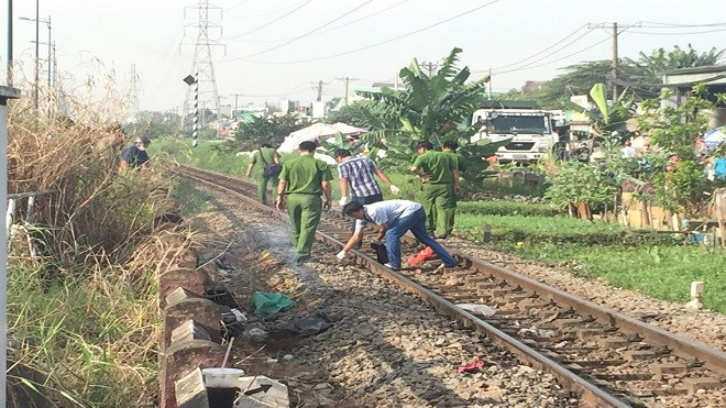 Bỏ lại xe máy, người phụ nữ lao đầu vào tàu hỏa, tử vong tại chỗ Ảnh 2