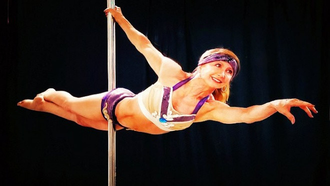 Cụ bà 67 tuổi múa cột chuyên nghiệp, ăn đứt hàng trăm thiếu nữ Ảnh 2