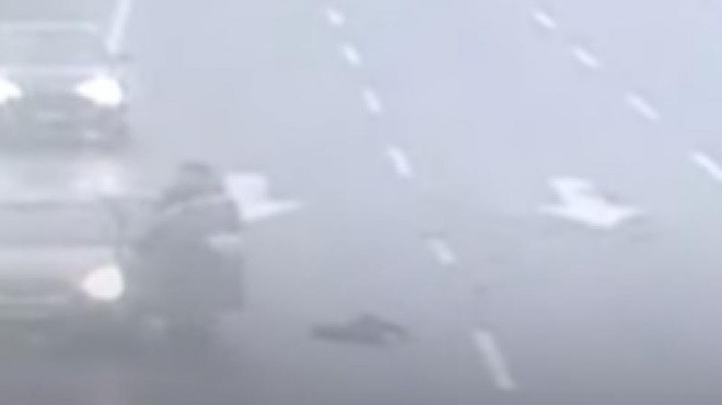 Nhìn thấy bé 7 tuổi rơi khỏi ôtô, hành động của tài xế khiến ai cũng cảm phục Ảnh 2