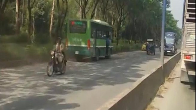 Xe buýt chạy ngược chiều trên đường phố: Đình chỉ tài xế và phụ xe Ảnh 2