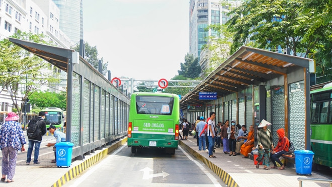 Sau một ngày hoạt động, người dân đều thích thú trải nghiệm bến xe buýt 'sang chảnh' nhất Sài Gòn Ảnh 2