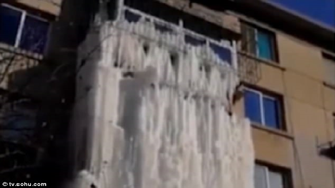 Ống nước bị rỉ hoá 'lâu đài tuyết' tuyệt đẹp bên ngoài ngoài tòa nhà bỏ hoang Ảnh 2