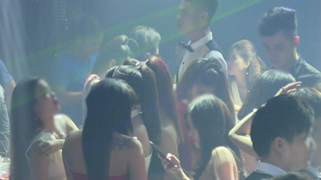 Phát hiện hàng trăm dân chơi đang 'phê' ma túy trong quán bar nổi tiếng Ảnh 2
