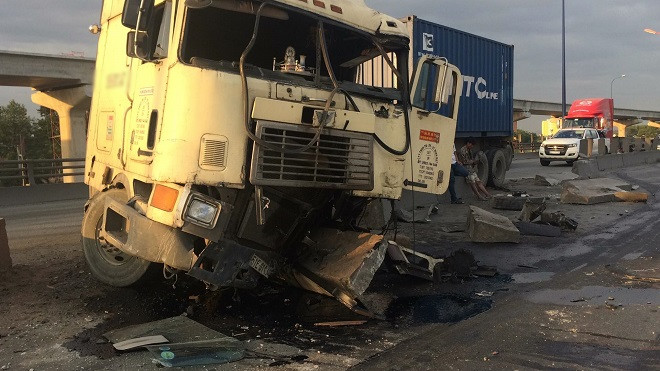 Xe container tông nát hàng loạt dải phân cách, giao thông tắc nghẽn trong nhiều giờ Ảnh 2