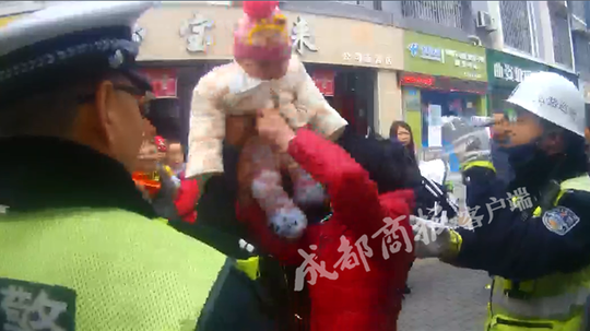 Bị cảnh sát phạt, người đàn ông mang cháu gái 6 tháng tuổi ra làm 'bia đỡ đạn' Ảnh 2