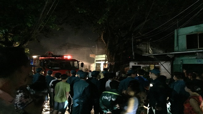 Cháy lớn hàng loạt nhà dân ở Sài Gòn, nhiều người bỏ chạy thoát thân Ảnh 2