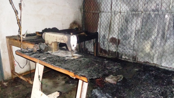 Tiểu thương đau đớn nhìn lửa thiêu rụi hàng hóa trong ngày cuối cùng của năm 2017 Ảnh 2