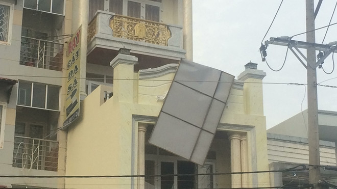 Dây điện phát nổ, nhóm công nhân bị điện giật nằm bất tỉnh trên sân thượng Ảnh 2