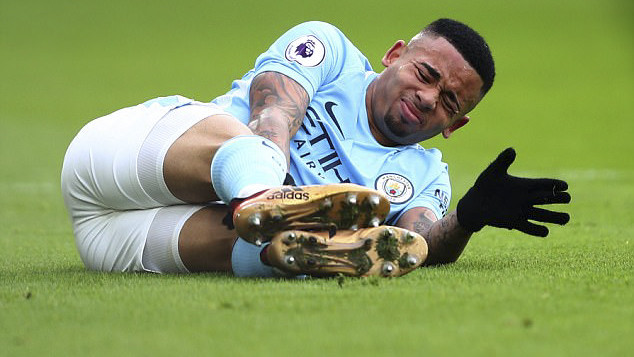 Kinh dị: Sao Man City gặp chấn thương xoắn đầu gối, khóc hết nước mắt rời sân Ảnh 2