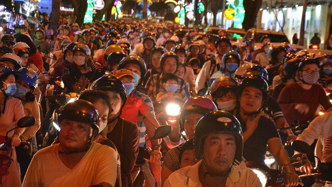 Người Sài Gòn đổ ra đường đi xem pháo hoa mừng năm mới, khắp các ngả đường ách tắc kinh hoàng Ảnh 2