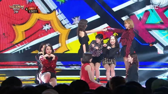 TWICE nhép toàn tập ở lễ hội cuối năm, netizen: ‘Đùa à, ít nhất cũng diễn như thật đi chứ’ Ảnh 2