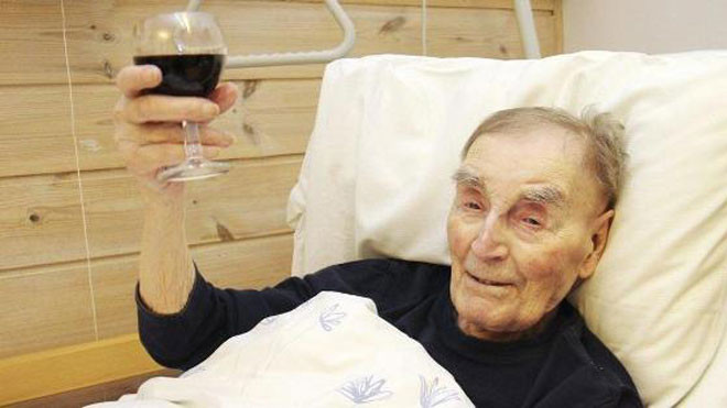 Cụ già 107 tuổi chia sẻ bí quyết uống rượu vang mỗi ngày Ảnh 2