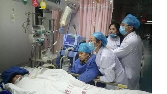 Làm việc quá sức liên tục suốt 18 tiếng, nữ bác sĩ chết ngay trước mặt bệnh nhân Ảnh 2