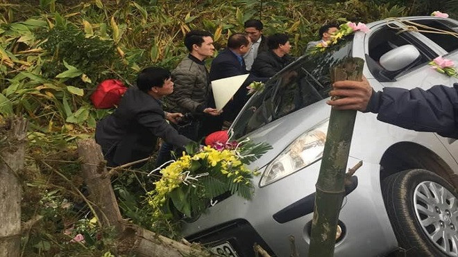 Xe hoa lao xuống vực, gia đình hoảng hồn giải cứu cô dâu chú rể Ảnh 2