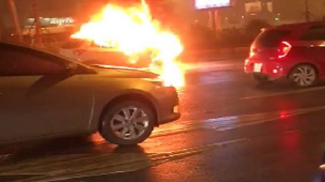 Ô tô bốc cháy dữ dội khi đang chạy trên đường Ảnh 2