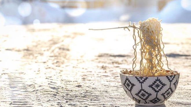 Canada lạnh giá tới mức bát mỳ đóng băng, chim cánh cụt cũng 'chào thua' Ảnh 2