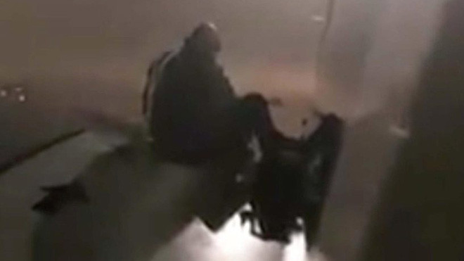 Kỳ quặc: Người đàn ông mở cửa thoát hiểm, nhảy xuống cánh máy bay ngồi Ảnh 2