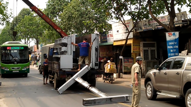 Nữ sinh hoảng loạn sau khi bị khung sắt nặng hàng trăm kg văng trúng Ảnh 2