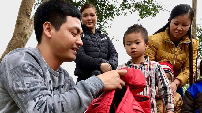 MC Phan Anh trao áo ấm cho trẻ em vùng cao dịp đầu năm Ảnh 2