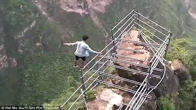 Sau vụ diễn viên tử vong vì ngã từ tầng 62, vẫn có thanh niên Trung Quốc liều mình như thế này Ảnh 2