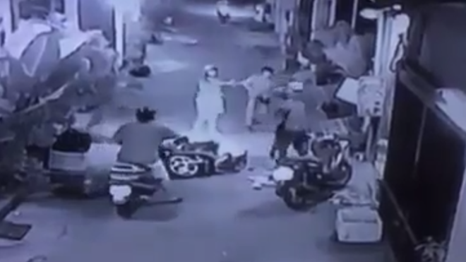 Clip nhóm đối tượng dàn cảnh cướp xe máy của đôi nam nữ trong đêm Ảnh 2