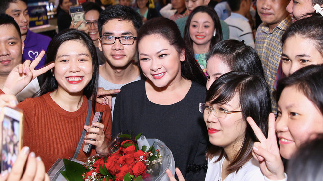 Như Quỳnh về nước chuẩn bị quay hình cho Thần Tượng Bolero, hạnh phúc trong vòng tay của người hâm mộ Ảnh 2