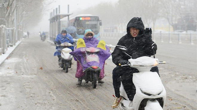 Tuyết phủ trắng đường ở Trung Quốc: Hàng không ngưng trệ, chị em quấn chăn ra đường Ảnh 2