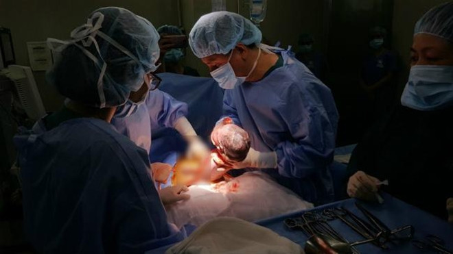 Phép màu kỳ diệu đến với bé gái vừa chào đời có ruột, gan ở ngoài thành bụng Ảnh 2