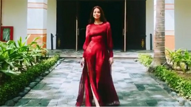 Hoàng Thùy được giải 'Best catwalk', Phạm Hương tung clip sải bước 'mình xà' khiến fans xuýt xoa Ảnh 2