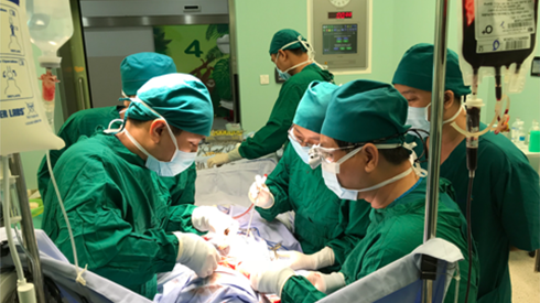 Cứu bé gái 30 tháng tuổi bị mảnh sành cắt đứt vùng cổ, ngưng thở Ảnh 2