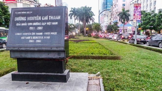 Bắt đầu dời cây, xén dải phân cách ở đường đẹp nhất Hà Nội Ảnh 2