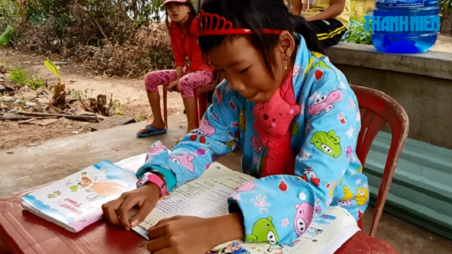 Cô bé không cha, mẹ chết vì ung thư côi cút đến trường Ảnh 2