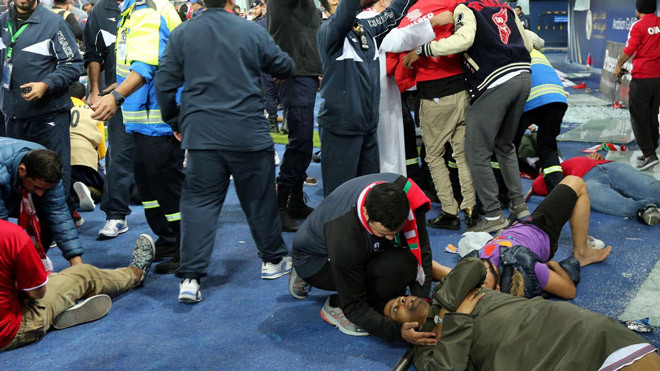 Ăn mừng quá khích, hàng chục CĐV rớt xuống mặt đất phải nhập viện khẩn cấp Ảnh 2