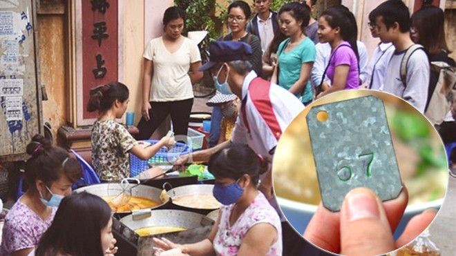 Điểm danh những quán ăn phải xếp số như thời bao cấp mà khách vẫn đông nườm nượp ở Hà Nội Ảnh 2