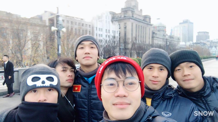 Công Phượng và Văn Toàn 'gây sốt' với tấm ảnh đeo kính ở Trung Quốc Ảnh 2