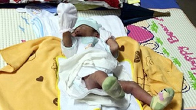 Một bé gái sơ sinh còn dây rốn bị vứt trong ba lô Ảnh 2